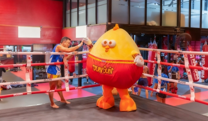 中国潮玩霸屏东南亚！泰拳墩 DUN 鸡当旅游代言人，LABUBU 火遍夜市