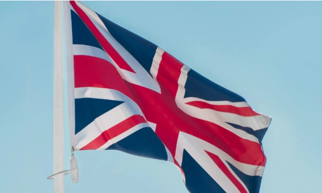 英国拟加码网络监管 社媒设龄限宵禁还将整治游戏